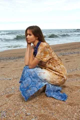 Vestido largo de algodón con estampado de palmeras y diseño degradado en tonos ocre, blanco y azul.