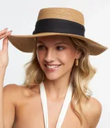 Sombrero de playa marrón claro, con cabeza plana, ala mediana y una banda ancha de color negro alrededor de la copa.