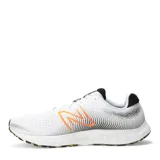 Championes de running New Balance modelo 520, con capellada de tejido mesh blanco transpirable, logo lateral en naranja y entresuela de espuma con degradado amarillo. Suela de caucho resistente en color negro.
