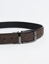 Cinto Harrington Urban de cuero gamuzado en color marrón oscuro, con hebilla metálica rectangular en tono plomo.