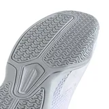Championes Adidas Courtflash Speed, color blanco con detalles en azul marino y suela gris.