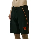 Boardshort de baño negro con ribetes y detalles en color naranja neón. Presenta cordón de ajuste en la cintura y un parche cuadrado con logo en la parte inferior de la pierna izquierda.