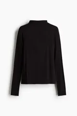 Top de punto con cuello alto y manga larga, con acabado de borde sobrehilado en puños y ruedo.