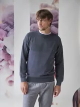 Sweater de cuello redondo confeccionado en algodón, con diseño de textura combinada y bolsillo pequeño en el pecho con etiqueta decorativa.