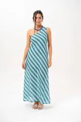 Vestido largo de un solo hombro con estampado geométrico en tonos azules, celestes y verdes, de corte fluido.