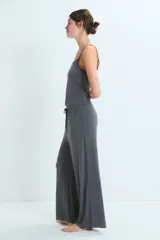 Pantalon de descanso de corte amplio y tiro medio, con cintura elástica y cordón ajustable.