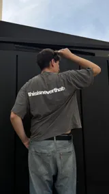 Remera gris oscura de algodón con corte boxy y estampado pequeño en el frente.