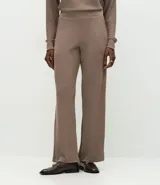 Pantalón recto de tejido anarruga color beige, con cintura elástica ancha y bolsillos laterales funcionales.