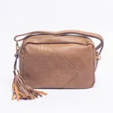 Bandolera color khaki con diseño combinado de textura lisa y efecto croco en el frente. Incluye una correa ajustable y un detalle de borla decorativa con herrajes dorados.