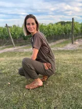 Mono enterito verde militar de corte suelto, con bordados a tono hechos a mano y bolsillos de cuero marrón.