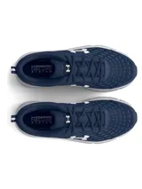 Championes de running Under Armour modelo Charged Assert 10, color azul marino con detalles en blanco. Presentan una parte superior de malla transpirable con revestimientos sintéticos para mayor soporte, entresuela con tecnología Charged Cushioning para amortiguación y suela de caucho resistente.