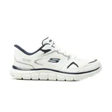 Championes deportivos Skechers modelo Track Ezral, color blanco con detalles en azul marino. Presentan diseño de malla transpirable con superposiciones sintéticas, tecnología Slip-ins para calce fácil, almohadilla en el talón y entresuela ligera que absorbe impactos.