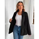 Campera de corderito color blanco, con cierre frontal completo, cuello alto y bolsillo frontal con cierre. Presenta un diseño forrado y cálido, ideal para la temporada de invierno.