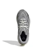 Championes deportivos Adidas modelo Lightblaze, color gris con detalles en blanco y negro. Presentan una estructura de malla transpirable con refuerzos de gamuza sintética, cordones blancos y una entresuela gruesa con tecnología Lightstrike para mayor amortiguación.