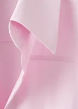 Camisa slim color rosado, de manga corta, con cuello camisero y cierre delantero con botones ocultos.