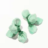 Par de caravanas con forma de flor, color verde.