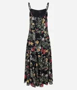 Vestido midi de corte evasé confeccionado en chiffon, con estampado floral sobre fondo negro, escote cuadrado y breteles finos.