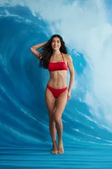 Top de bikini tipo bandeau color rojo, con tirante halter ajustable al cuello.