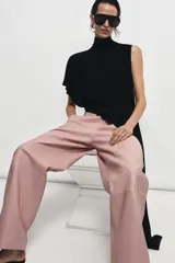 Pantalón de tiro medio confeccionado en piel 100%, con diseño de corte recto y costuras horizontales marcadas. Presenta cintura con trabillas, bolsillos laterales y cierre frontal con cremallera y botón.