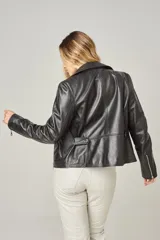 Campera estilo motociclista de cuero color marrón caramelo, con cuello solapa, cierre asimétrico plateado y detalles de broches metálicos.