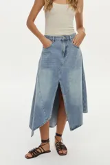 Falda midi de denim celeste con diseño de paneles y tajo frontal.