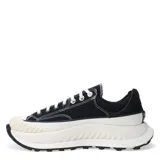 Championes Converse Chuck 70 AT de plataforma, color negro con costuras blancas contrastantes. Presentan un diseño de caña baja con suela gruesa dentada y puntera reforzada con textura acanalada.