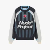 Sweater de tejido punto con diseño inspirado en camisetas de fútbol. Cuerpo principal en gris oscuro y negro con franjas verticales celestes. Presenta un gran logo "Nude Project" en blanco en el frente, un escudo bordado con una rosa roja en el pecho y mangas raglán en gris claro.