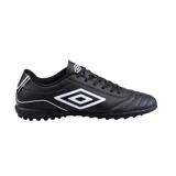 Championes de fútbol Umbro modelo Classico III TF, color negro con detalles en blanco. Diseñados para césped sintético con suela de tapones multiples de goma, capellada sintética con costuras en la puntera y el logo clásico de la marca en el lateral.
