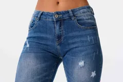 Jeans de corte ajustado y tiro medio en color azul, con detalles de bordados florales coloridos en una de las piernas.