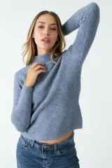 Sweater tejido de punto con textura acanalada, cuello redondo y manga larga, con ajuste regular.