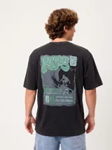 Remera Rusty de manga corta y calce holgado, color negro con efecto acid wash, con gran estampado en la espalda de estilo póster de surf con la inscripción "Rusty Pro Surf".