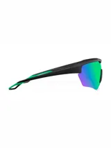 Lentes de sol estilo pantalla con montura de policarbonato negro y lentes reflectantes en tono verde con destellos violetas, inspirados en el diseño deportivo de ciclismo.