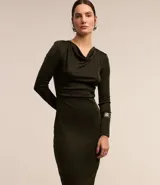 Vestido midi negro de manga larga, confeccionado en malla polyvelour, con cuello drapeado (degagê) y detalle de pliegues en la parte superior.