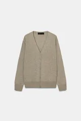 Chaqueta tipo cárdigan de lana, color beige, con escote en pico, manga larga y cierre frontal con botones.