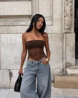 Top strapless marrón con diseño fruncido en el cuerpo y dobladillo inferior en punta.