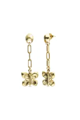Aros colgantes de aleación de metales con baño de oro 18k, compuestos por un perno superior, una cadena de eslabones rectangulares y un dije inferior con forma de mariposa.