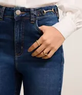 Pantalón de jean azul de corte recto, tiro alto y trabillas laterales en la cintura.