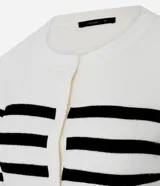 Cardigan de punto corto con diseño de rayas horizontales, cuello redondo, cierre frontal con botones y mangas largas con puños acanalados.