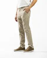 Pantalon tipo chino de corte recto y ajuste clásico, color negro, con cierre de botón y cremallera, bolsillos laterales y traseros.