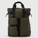 Mochila urbana color verde militar con diseño funcional de múltiples bolsillos frontales con cierre. Cuenta con correas de mano superiores, correas ajustables laterales y compartimento principal amplio con capacidad para laptop de 16 pulgadas. Fabricada en material repelente al agua, incluye bolsillo secreto trasero y sistema para acoplar a maletas.