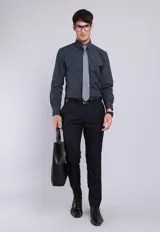 Camisa de vestir azul marino con microestampado de lunares blancos, de corte regular, manga larga, cuello inglés y cierre frontal con botones.