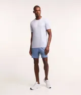 Remera deportiva de manga corta con cuello redondo, confeccionada en tejido técnico de poliéster con tecnología de secado rápido. Presenta recortes laterales en poliamida y detalles reflectantes.