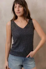 Musculosa de punto negro con efecto brillante, calce al cuerpo, escote en V y tirantes anchos.