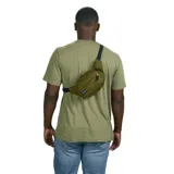 Riñonera Jansport Fifth Avenue color verde oliva, con logo de la marca bordado en el frente y correa ajustable con hebilla.