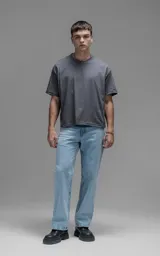 Remera de corte boxy, silueta amplia y recta, con cuello redondo y mangas cortas. Confeccionada en algodón premium, presenta un calce relajado y moderno.