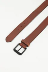 Cinto marrón de cuero con hebilla metálica negra.