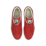 Championes Puma Suede Classic color mostaza con franja lateral blanca y suela blanca.