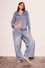 Pantalón de jean celeste de corte wide leg y tiro medio.