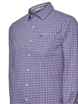 Camisa de hombre a cuadros rosas y azules, de corte regular, manga larga y cuello camisero. Confeccionada en popelina elástica de algodón orgánico, nylon y spandex.