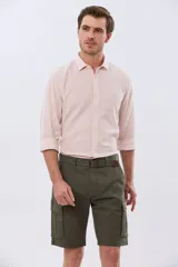 Bermuda cargo color azul marino, de gabardina con bolsillos laterales con solapa en las piernas y presillas para cinturón. Incluye cinturón de lona trenzada oscura con detalles en cuero sintético y hebilla metálica.